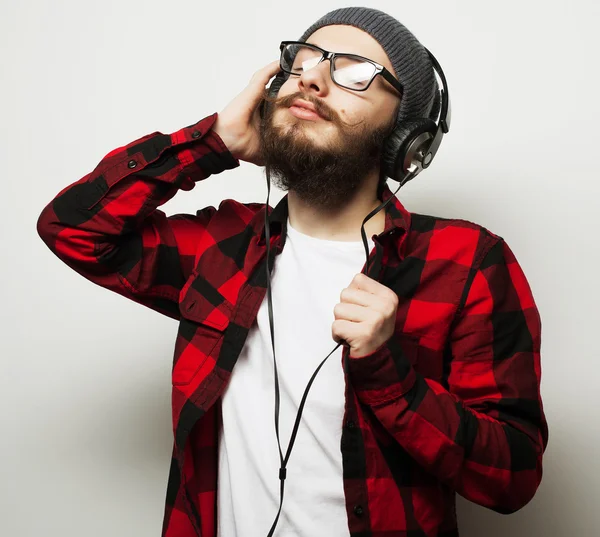 Молодой бородатый мужчина слушает музыку — стоковое фото