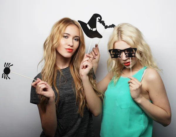 Två snygga sexiga hipster flickorna redo för fest — Stockfoto