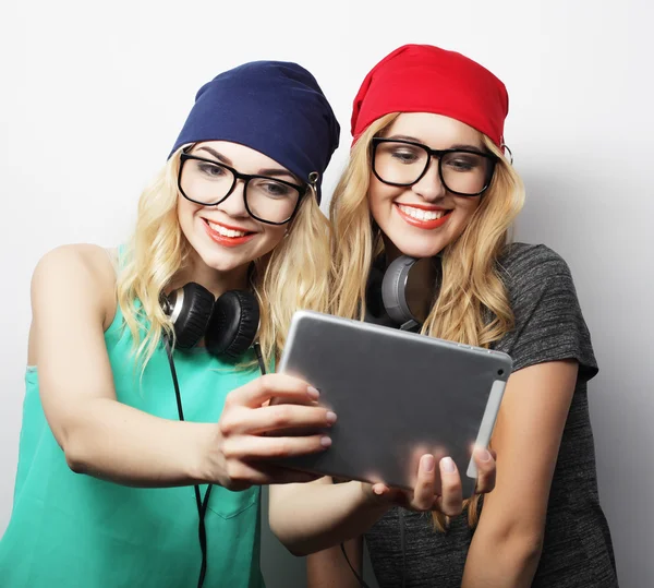 Selfie를 복용 두 hipster 여자 친구 — 스톡 사진