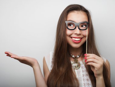 Parti bardakları tutan neşeli genç kadınlar..