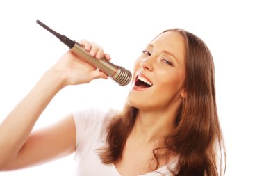 Mutlu şarkı söyleyen kız.