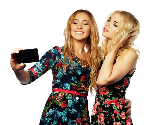 Two young women taking selfie with mobile phone — Stock Photo, Image