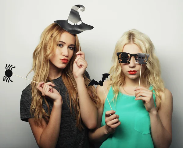 Дві стильні сексуальні дівчата-хіпстери готові до вечірки — стокове фото