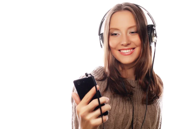 Ung lycklig kvinna med hörlurar lyssnar musik — Stockfoto
