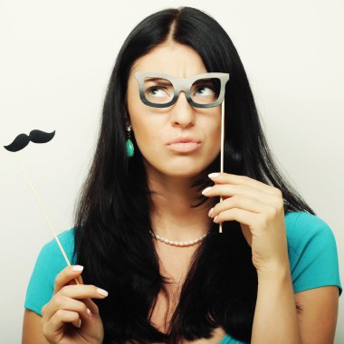 Bıyık ve gözlük tutan çekici oynak genç kadın bir