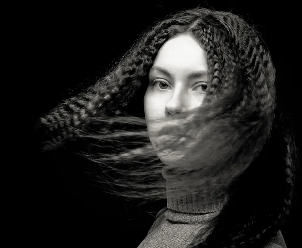 Πορτρέτο της όμορφης νεαρής γυναίκας με σγουρά μαλλιά — Φωτογραφία Αρχείου