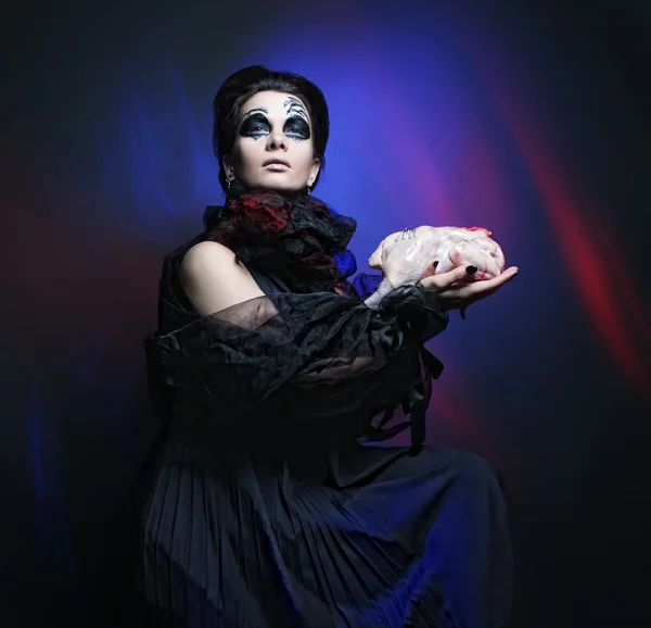 Rainha do dia das bruxas com carcaça de frango — Fotografia de Stock