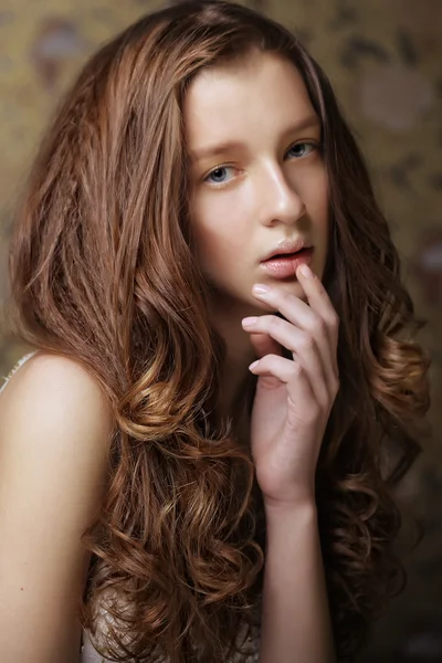 Femeie tânără cu păr lung creț — Fotografie, imagine de stoc