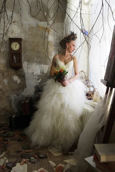 ビンテージ インテリアでロマンチックな若い花嫁 — ストック写真