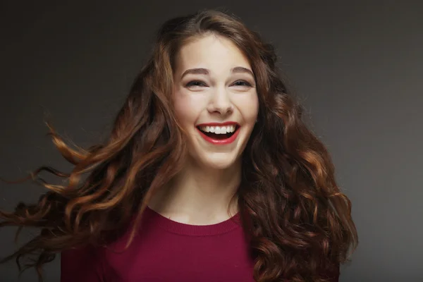 Jeune femme heureuse avec du vent dans les cheveux — Photo