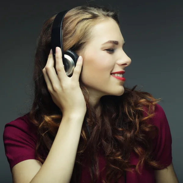 Mujer joven con auriculares escuchando música —  Fotos de Stock