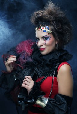 Yaratıcı makyajlı genç bir kadın..