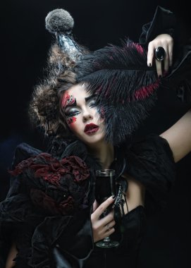 Yaratıcı makyajlı genç bir kadın..