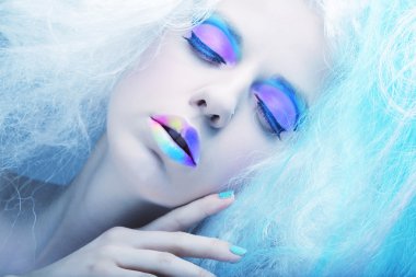 güzel bir kadınla yaratıcı saç kesimi ve parlak sima