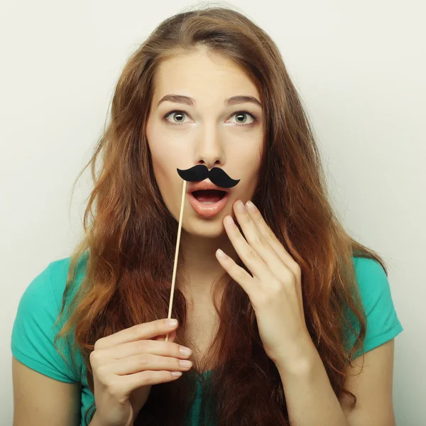 Flickan bär falska mustascher. — Stockfoto