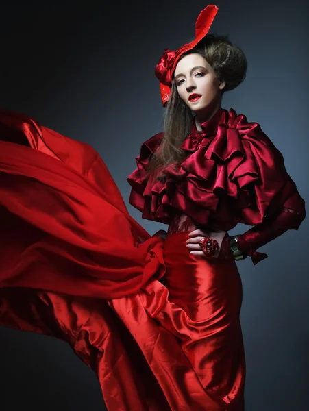 Glamour μοντέλο μόδας στην κομψότητα κόκκινο κοστούμι με κόκκινο καπέλο. — Φωτογραφία Αρχείου