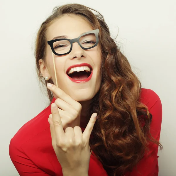 Parti görüntü. Bir parti gözlük tutan oynak genç kadın.