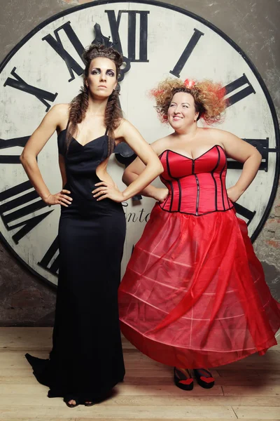 Deux reines posant à côté de l'horloge . — Photo