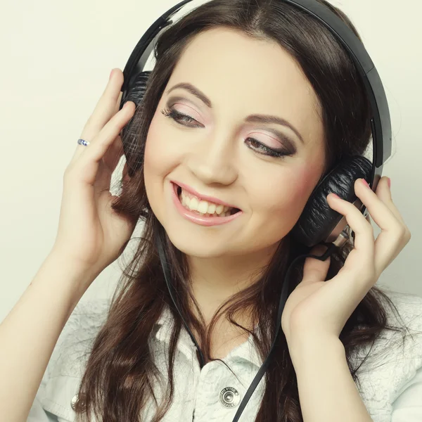 Mujer joven con auriculares escuchando música —  Fotos de Stock