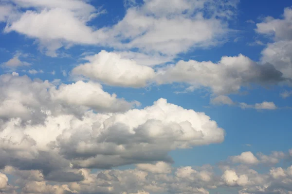 Cielo azul con nubes blancas — Foto de Stock