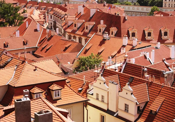 Huizen met traditionele rode daken in Prague Old Town Square in t Stockfoto