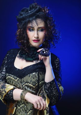 Elegance womna parlak makyaj ile.