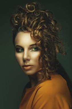 Şık zarif bayanın saç modeli