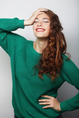 Güzel, genç, şaşkın kadın. Stüdyo çekimi.