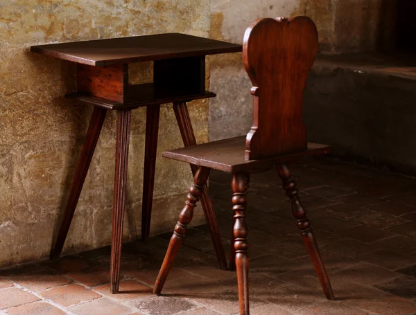 Vintage trä stol och bord — Stockfoto
