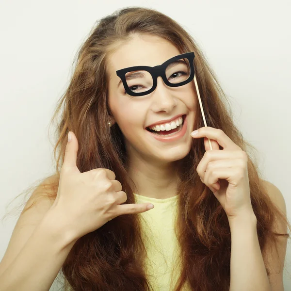 Imagen de fiesta. Mujeres jóvenes juguetonas sosteniendo unas gafas de fiesta . — Foto de Stock