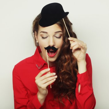 Neşeli genç bayan partiye hazır.