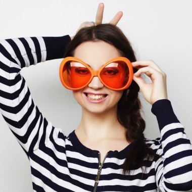 büyük portakal gözlüklü genç kadın