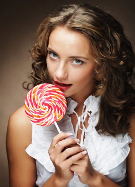 Lolipop elinde. Şeker ile güzel kız.