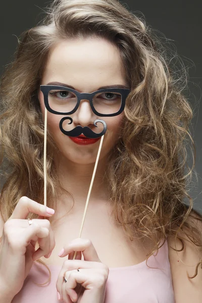 Party bild. Lekfull unga kvinnor innehar en part glasögon. — Stockfoto