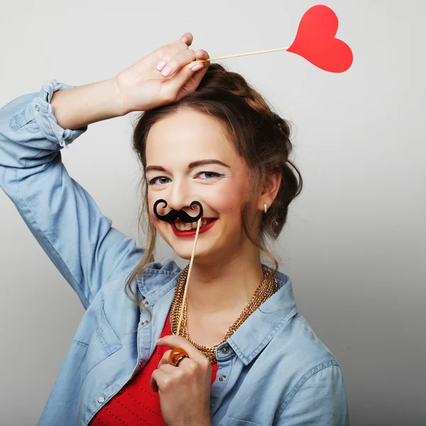 Chica con bigotes falsos . — Foto de Stock
