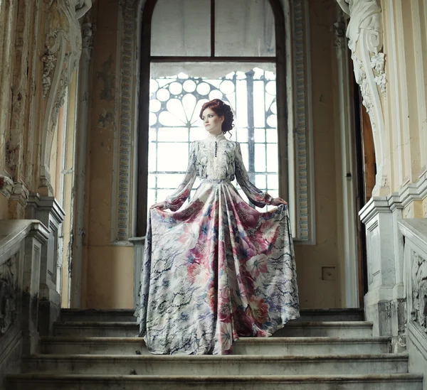 Femme debout sur le haut d'un escalier — Photo