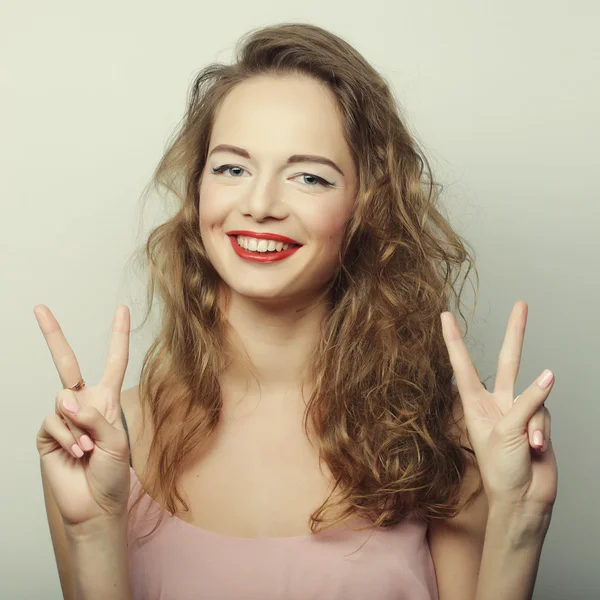 Sonriente hermosa joven mujer mostrando los pulgares hacia arriba gesto — Foto de Stock