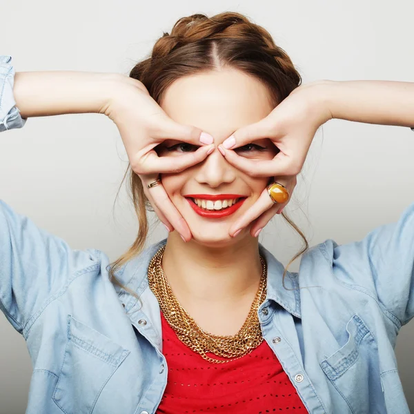 Mooi jong verrast vrouw. — Stockfoto