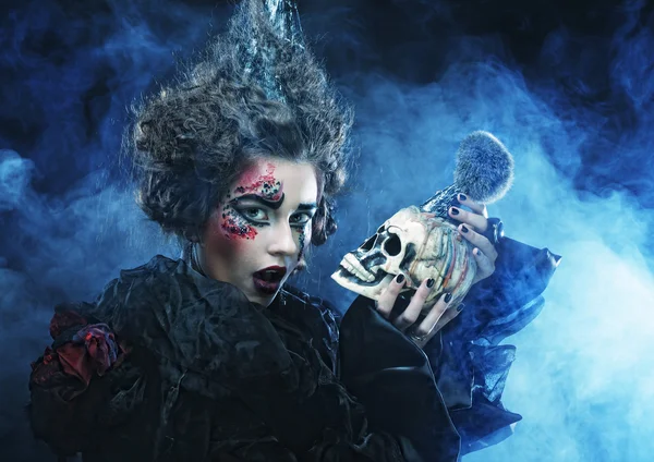 Kafatası ile bir güzel fantazi kadın resmi. Halloween Tema.