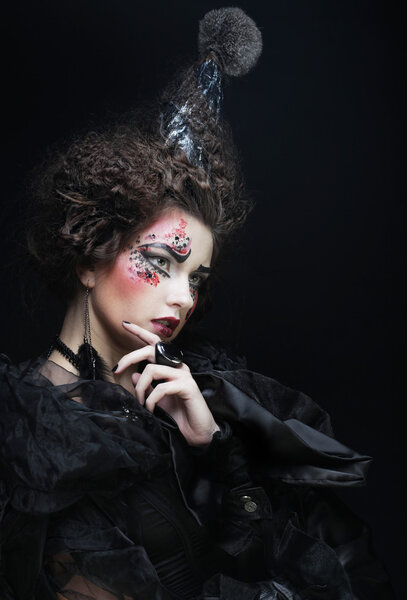 Молодая женщина с творческим макияжем.