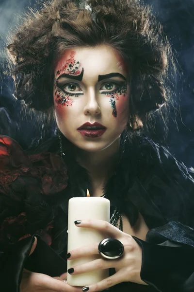 Ung kvinna med kreativ make up. Halloween-tema. — Stockfoto