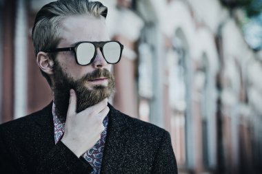 genç yakışıklı çekici sakallı model adam