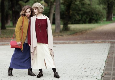 sonbahar Park iki neşeli kız