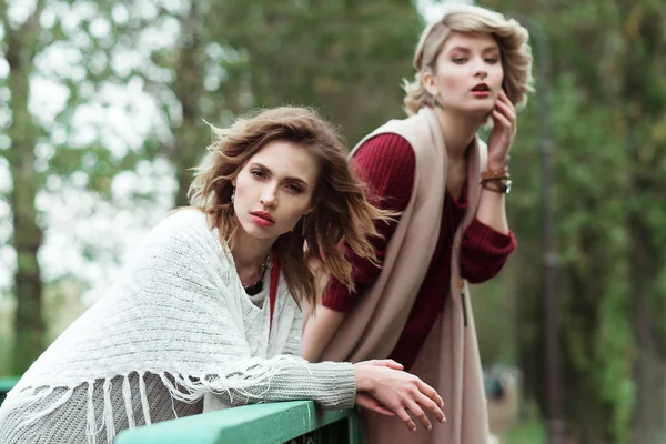 Twee mooie vrouwen in het park. — Stockfoto