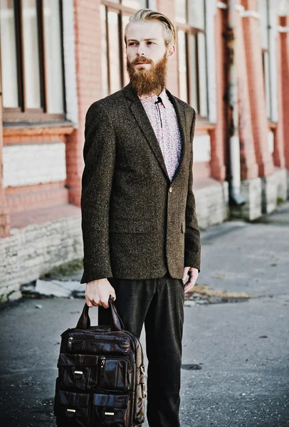 Jonge knappe aantrekkelijke bebaarde model man — Stockfoto