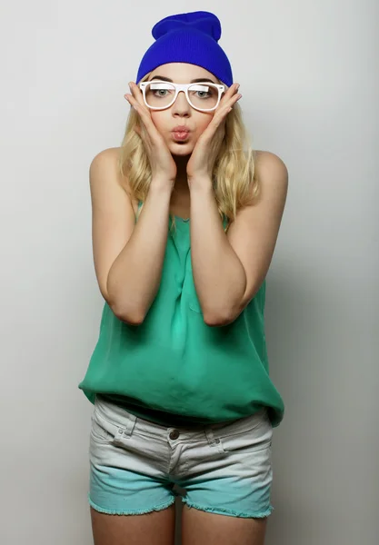 Jeune femme blonde hipster avec des lunettes — Photo