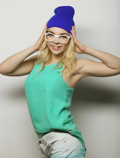 Jeune femme blonde hipster avec des lunettes — Photo