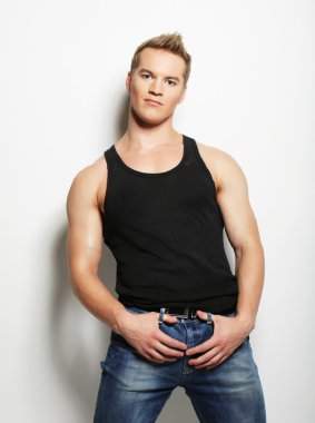 Siyah gömlekli yakışıklı adam.