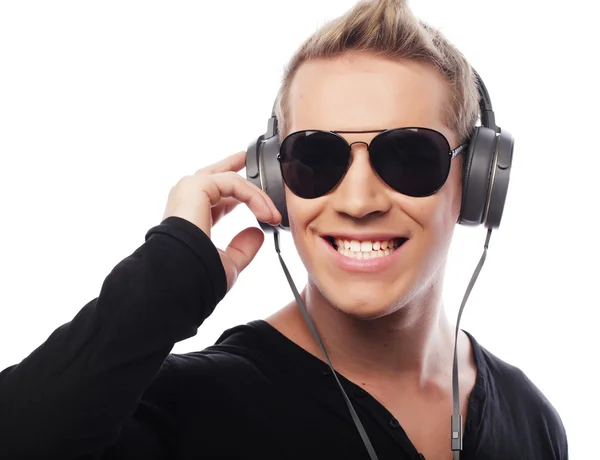 Χαρούμενος νεαρός άνδρας που ακούτε μουσική με ακουστικά — Φωτογραφία Αρχείου