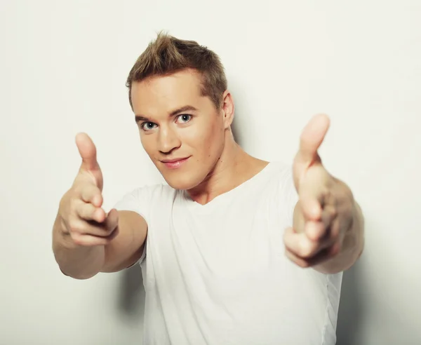 Hombre guapo en camisa blanca en blanco — Foto de Stock